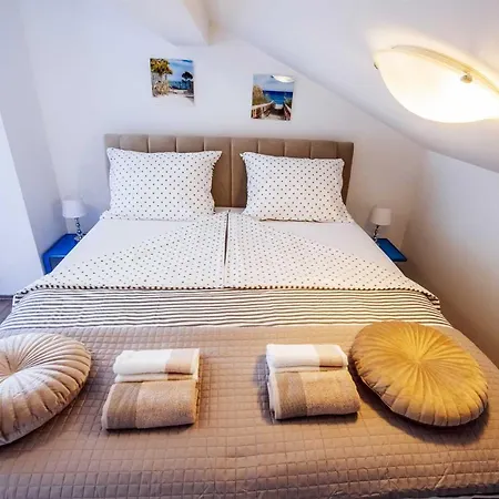 Vila Enna With Heated Pool, Zadar Crno