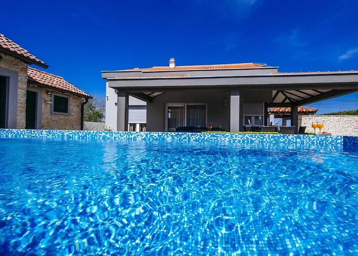 Enna With Heated Pool, Zadar Villa
