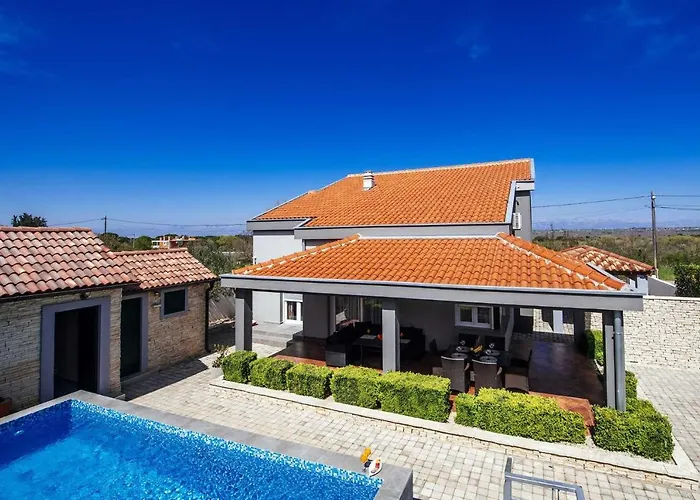 Enna With Heated Pool, Zadar *