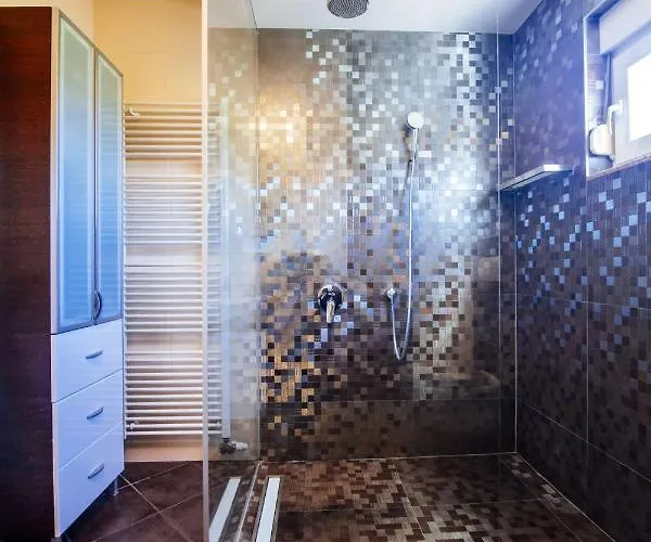 Enna With Heated Pool, Zadar *